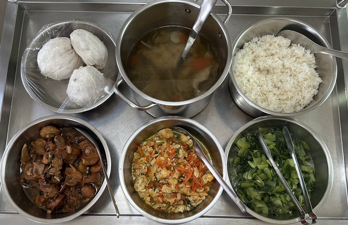午餐：(營養糙米飯)、蒜香燒雞、香根炒蛋、季節時蔬、三絲湯、四季水果2024/9/13