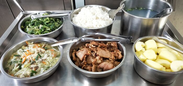 午餐：(營養糙米飯)、古早味豬排、開陽扁蒲、季節時蔬、蜆仔湯、四季水果