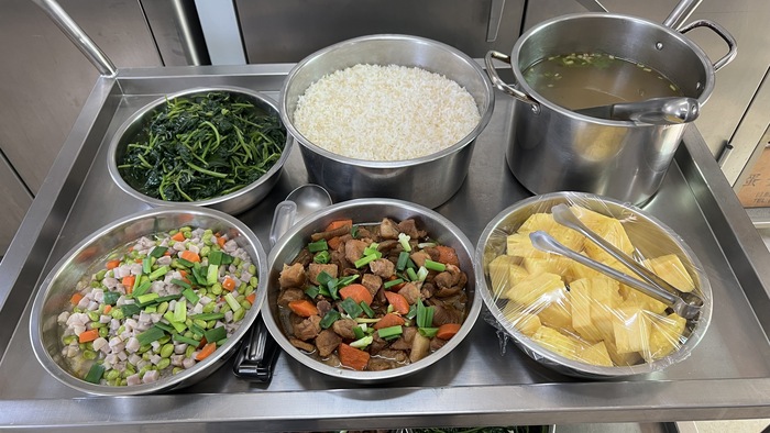 午餐：營養糙米飯、傳統焢肉、芋丁燴炒、季節時蔬、芹香油腐湯、四季水果