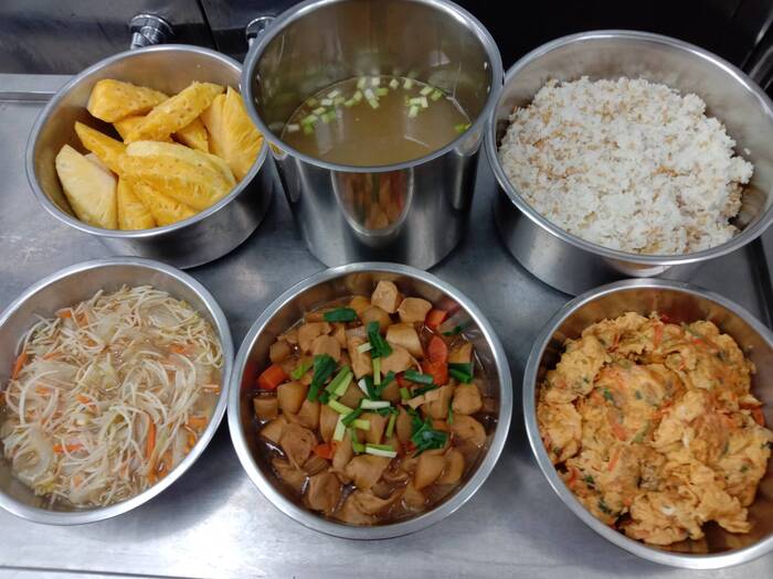 午餐：(健康小米飯)、蘿蔔滷麵腸、香根煎蛋、季節時蔬、菇菇豆腐湯、四季水果2024/11/4