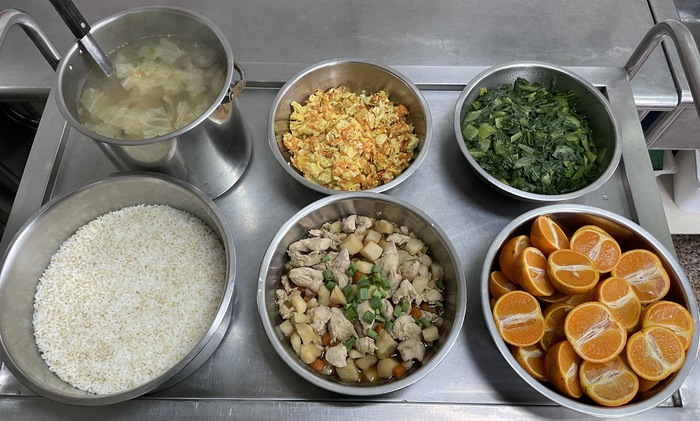 午餐：(營養糙米飯)、洋芋燒雞、紅蔘炒蛋、季節時蔬、蔬菜排骨湯、四季水果