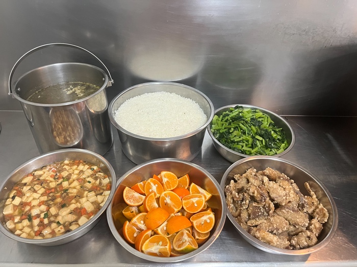 午餐：(紅藜飯)、椒鹽魚片、家常豆腐、季節時蔬、木須肉絲湯、四季水果