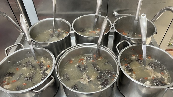 早點：薑絲米血排骨湯