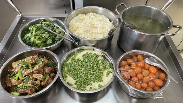 午餐：健康小米飯、照燒雞腿丁、青豆蒸蛋、季節時蔬、結頭菜排骨湯、四季水果