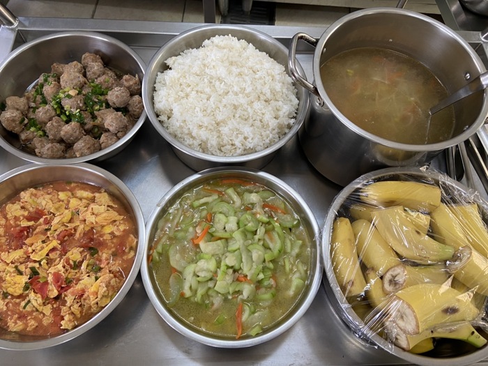 午餐：(營養糙米飯)、滷肉丸子、番茄炒蛋、季節時蔬、黃芽排骨湯、四季水果