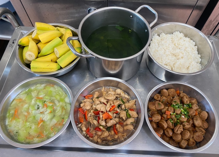 午餐：(營養糙米飯)、蘑菇雞丁、紅蘿燒麵輪、季節時蔬、丁香蔬菜湯、四季水果