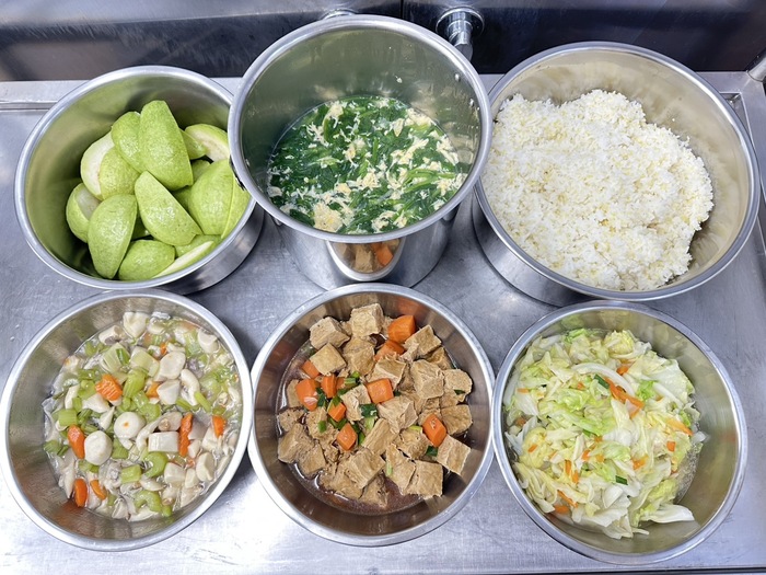 午餐：(健康小米飯)、蔥燒凍豆腐、鮮菇百匯、季節時蔬2025/01/06午點：時菜蛋花湯、四季水果2025/01/06