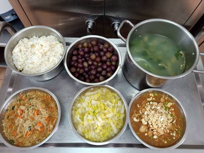 午餐：(燕麥飯)、腰果毛豆雞丁、塔香滷金針菇、季節時蔬、青菜蛋花湯、四季水果