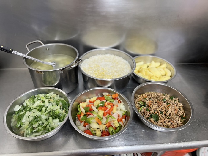 午餐：(健康小米飯)、蔥爆肉絲、彩椒燴炒、季節時蔬、青木瓜排骨湯、四季水果