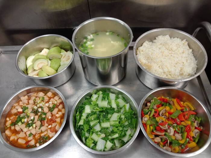 午餐：健康小米飯、茄汁豆腐、蘑菇彩椒、季節時蔬、豆薯蛋花湯、四季水果