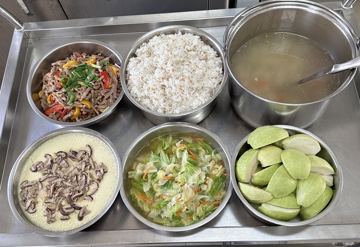 午餐：(燕麥飯)、彩椒肉絲、香菇蒸蛋、季節時蔬、豆薯排骨湯、四季水果