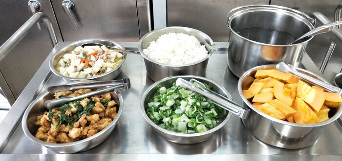 午餐：(營養糙米飯)、塔香雞柳、肉茸燒洋芋、季節時蔬、薑絲紫菜湯、四季水果