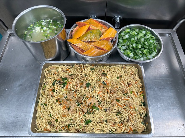 午餐：羅漢素炒麵、季節時蔬、豆腐羹、四季水果