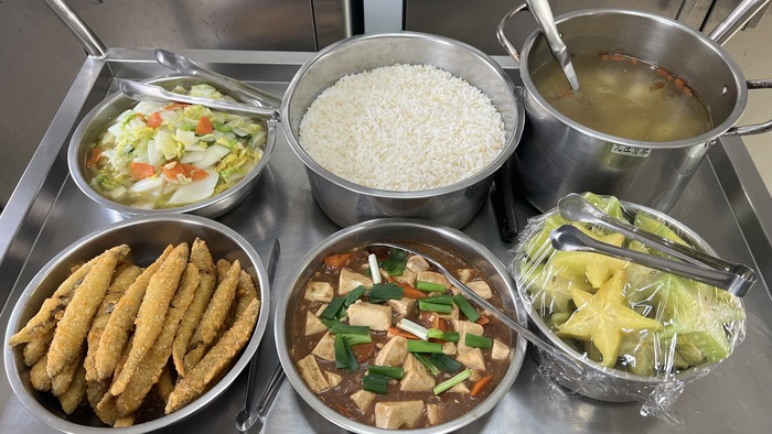午餐：營養糙米飯、喜相逢、麻婆豆腐、季節時蔬、青木瓜雞骨湯、四季水果