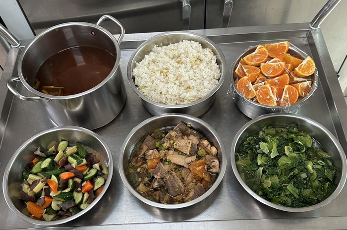 午餐：松子糙米飯、蔭鳳梨蒸魚、彩蔬炒肉絲、季節時蔬、金針排骨湯、四季水果