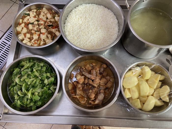 午餐：(高纖麥片飯)、清蒸魚、蔥香肉末嫩腐、季節時蔬、黃瓜排骨湯、四季水果