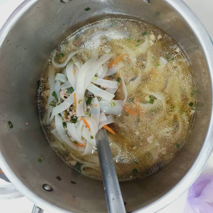 早點：客家板條湯