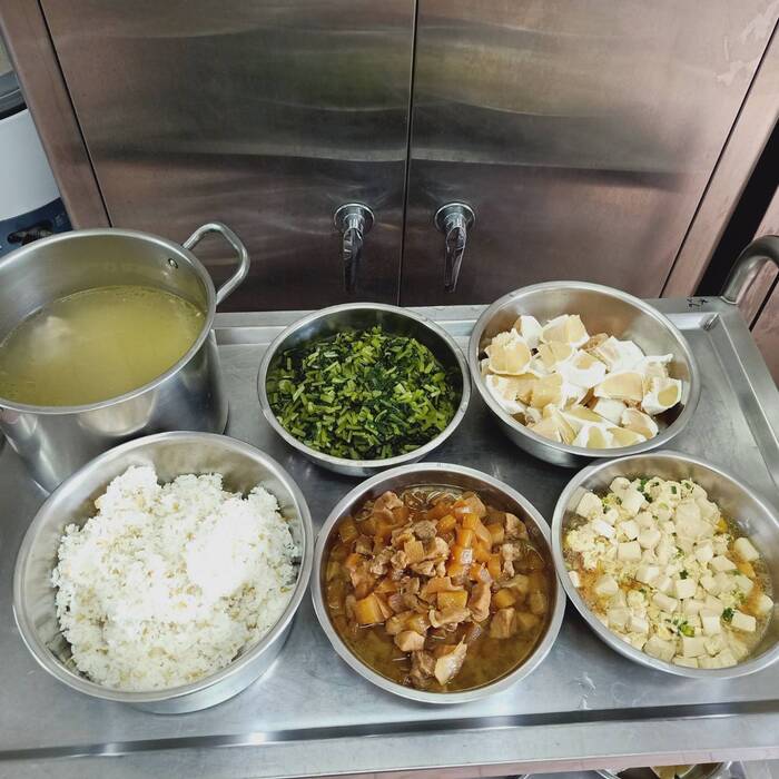 午餐：(燕麥飯)、蘿蔔燒肉、滑蛋豆腐、季節時蔬、竹筍雞骨湯、四季水果