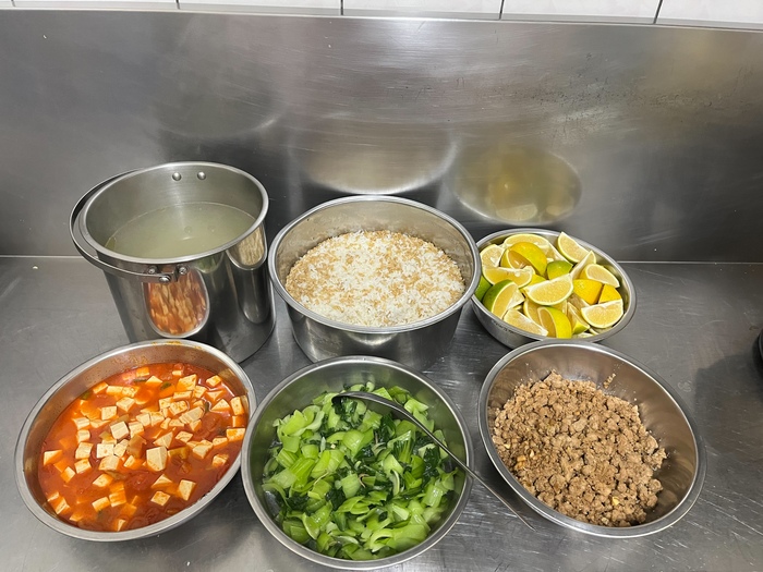 午餐：(燕麥飯)、蒜香炒絞肉、番茄豆腐、季節時蔬、雙色蘿蔔湯、四季水果2024/12/19
