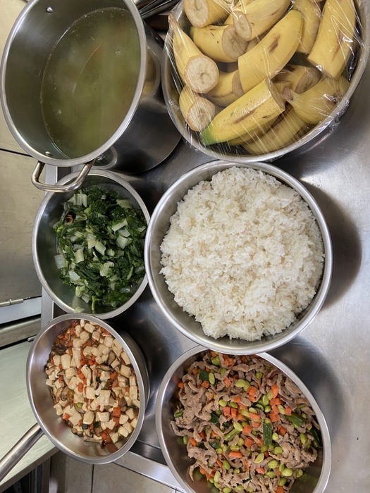 午餐：(營養糙米飯)、魚香肉絲、鮮菇豆腐、季節時蔬、佛手瓜排骨湯、四季水果
