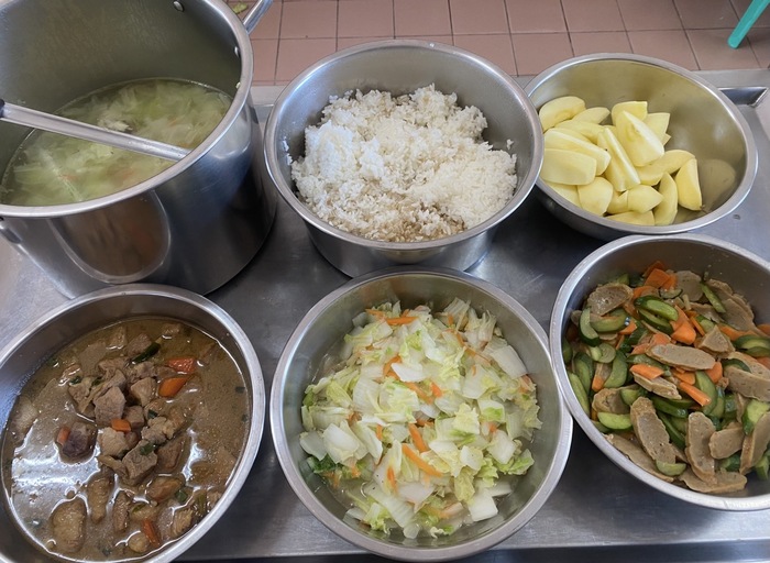午餐：(小薏仁飯)、紅燒肉、彩蔬甜條、季節時蔬、結頭菜雞骨湯、四季水果2024/12/11