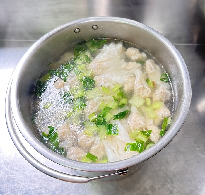 早點：鮮肉餛飩湯