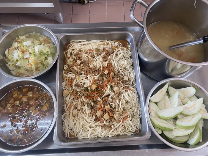 午餐：家常肉燥拌拌麵、季節時蔬、蕃茄黃芽排骨湯、四季水果2024/10/30