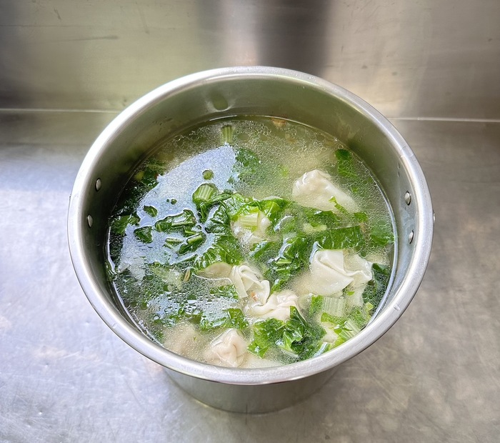 早點：鮮肉雲吞湯