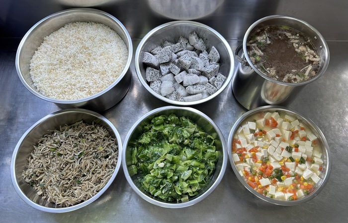 午餐：(營養糙米飯)、香炒吻仔魚、彩燴豆腐、季節時蔬、金菇肉絲湯、四季水果