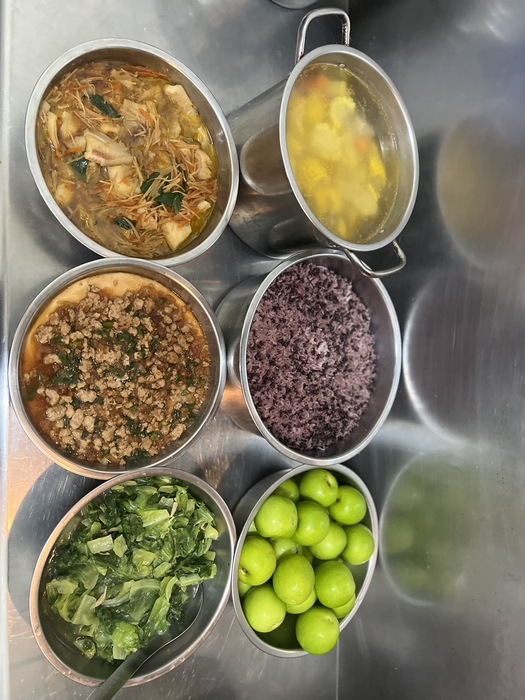 午餐：(養生紫米飯)、三杯魚片、肉燥蒸蛋、季節時蔬、金黃玉米湯、四季水果