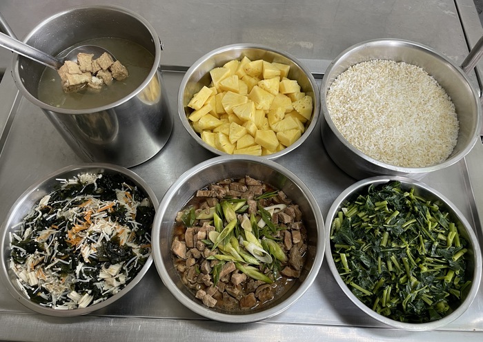 午餐：(營養糙米飯)、青蒜燒肉、香拌芝麻海芽、季節時蔬、芹香油腐湯、四季水果