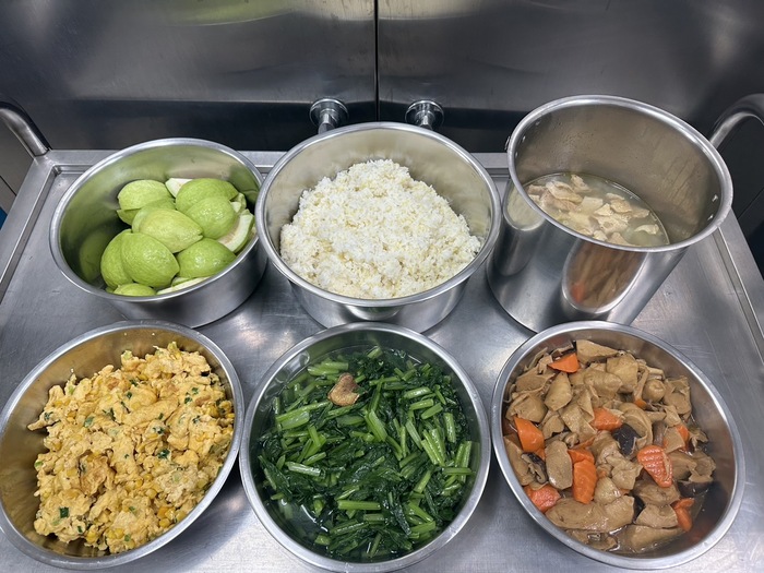 午餐：健康小米飯、香菇滷麵腸、玉米炒蛋、季節時蔬、一品冬瓜湯、四季水果