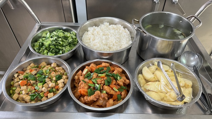午餐：(營養糙米飯)、糖醋雞丁、毛豆肉茸、季節時蔬、開陽絲瓜湯、四季水果