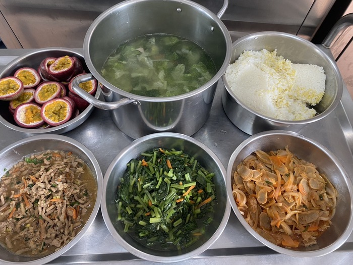 午餐：(健康小米飯)、青蒜肉絲、茄汁甜條、季節時蔬、包白什錦湯、四季水果2025/01/22