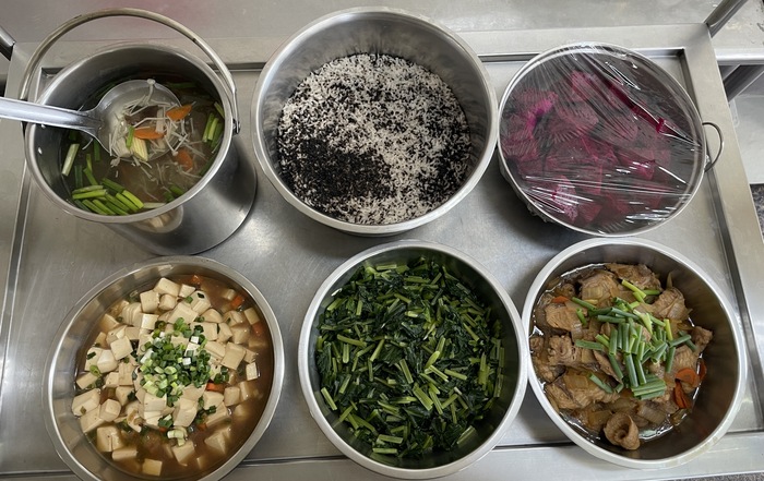 午餐：(香香芝麻飯)、洋蔥魚片、豆瓣豆腐、季節時蔬、綜合蔬菜湯、四季水果2024/10/8