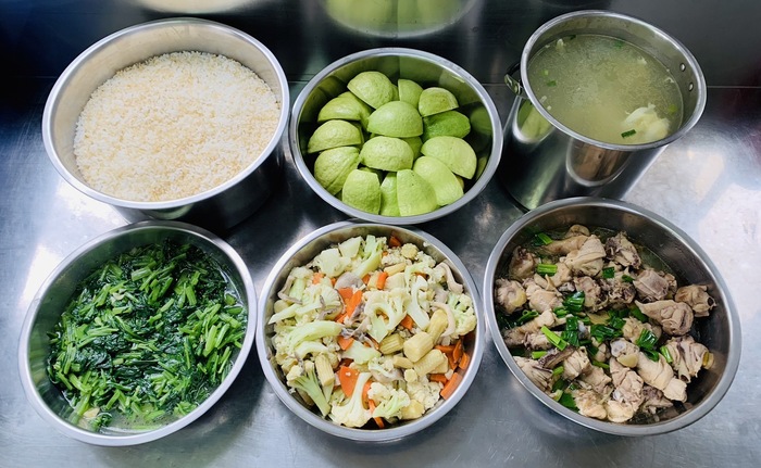 午餐：營養糙米飯、薑汁燒雞、花椰總匯、季節時蔬、柴魚蛋花湯、四季水果
