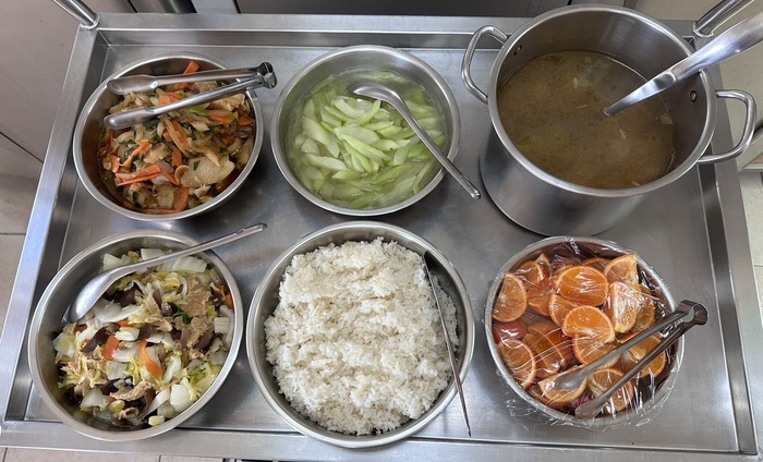 午餐：(營養糙米飯)、蔥燒魚、白菜滷、季節時蔬、芹香油腐湯、四季水果