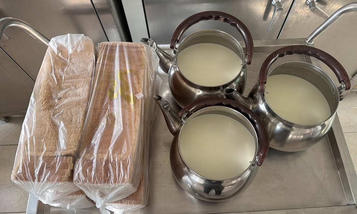 午點：全麥吐司+牛奶