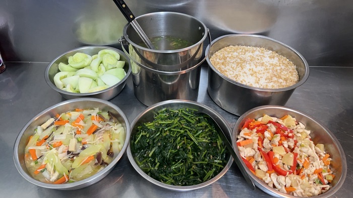 午餐：(燕麥飯)、果蔬雞丁、黃瓜燴什錦、季節時蔬、芹香油腐湯、四季水果