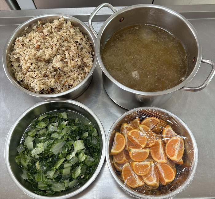午餐：紅藜古早味油飯、季節時蔬、甘味雞湯、四季水果