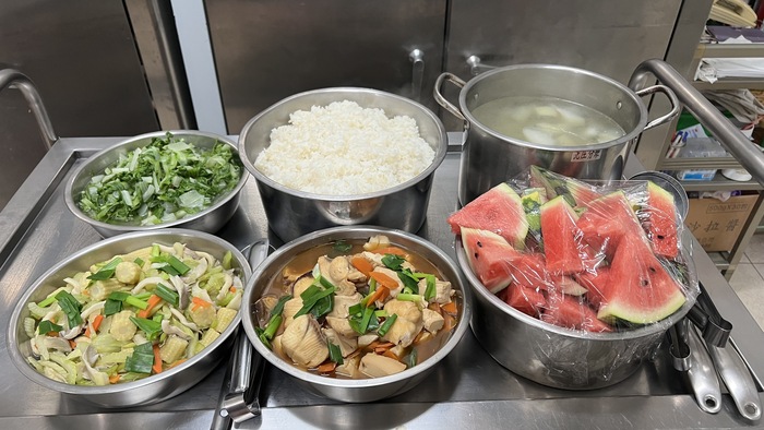 午餐：(香香芝麻飯)、香炒吻仔魚、肉片大根燒、季節時蔬、芹香腐皮湯、四季水果
