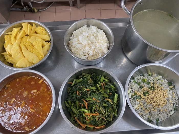 午餐：(營養糙米飯)、香炒松子吻仔魚、番茄肉醬、季節時蔬、蘿蔔雞骨湯、四季水果