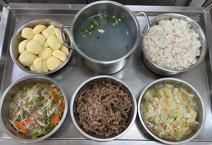 午餐：(燕麥飯)、青蒜豬柳、彩絲銀芽、季節時蔬、黃金蜆湯、四季水果