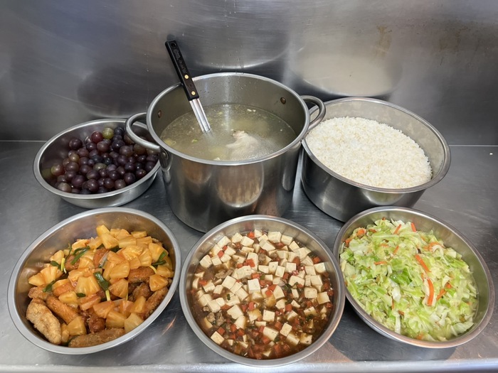 午餐：(芝麻糙米飯)、鳳梨魚條、豆瓣豆腐、季節時蔬、綜合蔬菜大骨湯、四季水果