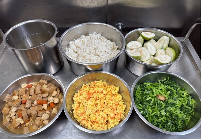 午餐：(燕麥飯)、蠔油雞腿丁、小瓜炒甜條、季節時蔬、日式味噌湯、四季水果