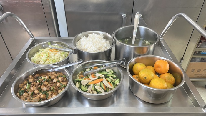 午餐：(營養糙米飯)、香椿干丁、鮮菇燴炒、季節時蔬、紫菜蛋花湯、四季水果