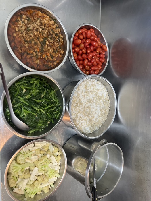 午餐：(小薏仁飯)、打拋豬、花椰玉筍干丁、季節時蔬、紫菜蛋花湯、四季水果