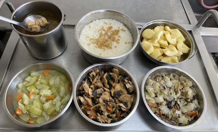 午餐：(香香松子飯)、薑汁燒魚、白菜滷、季節時蔬、芹香油腐湯、四季水果2024/12/17