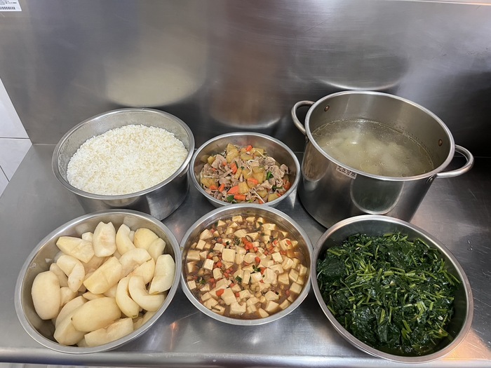午餐：(營養糙米飯)、蒙古炒肉片、家常豆腐、季節時蔬、冬瓜雞骨湯、四季水果