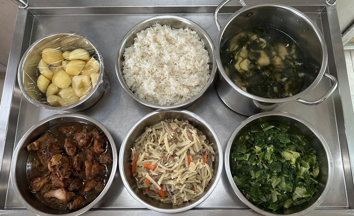 午餐：(營養糙米飯)、薑汁燒雞、竹筍炒肉絲、季節時蔬、紫菜蛋花湯、四季水果2024/10/18